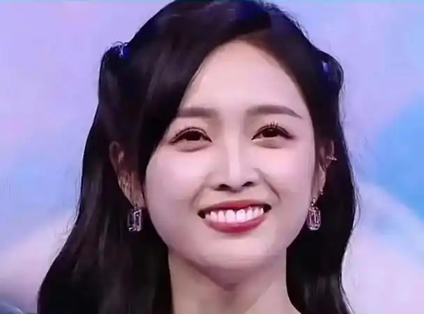 如图,刘涛在大笑的时候,一口又白又蓝的牙齿相当引人注目.