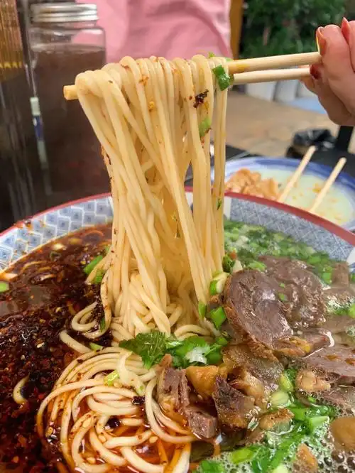 平时很少会想起来单独去嗦碗面 所以对于兰州牛肉面 吃得并没有很多