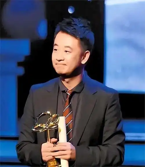 黄海波曲栅栅庆结婚十周年,9岁儿子罕露面特帅气,黄磊到场祝贺