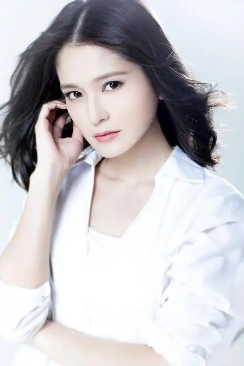 肖茵纯白系写真中国台湾网11月12日讯 初冬,演员肖茵再次曝光一组纯白