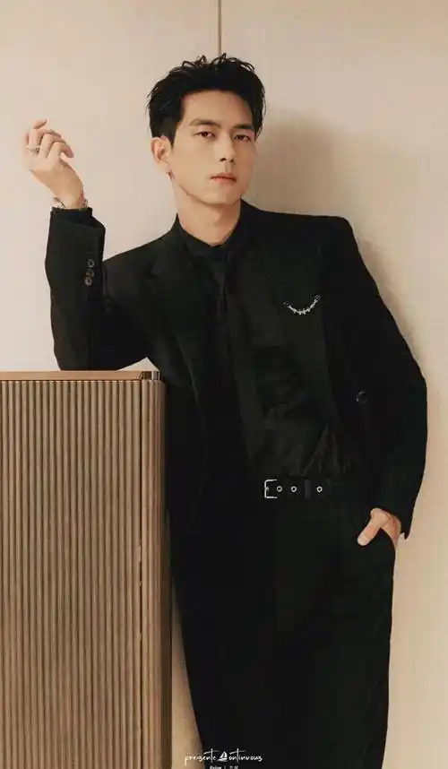 李现大背头全黑西装造型引爆时尚热潮,展现魅力男孩的无限风采_人们