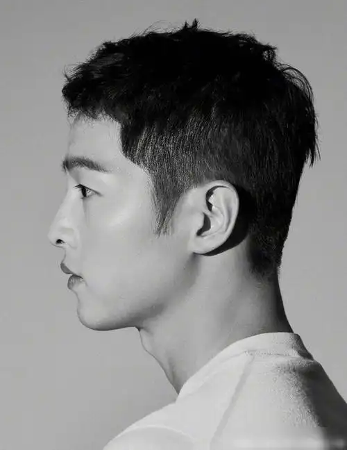 宋仲基最新大片他身穿灰色西装发型干净利落