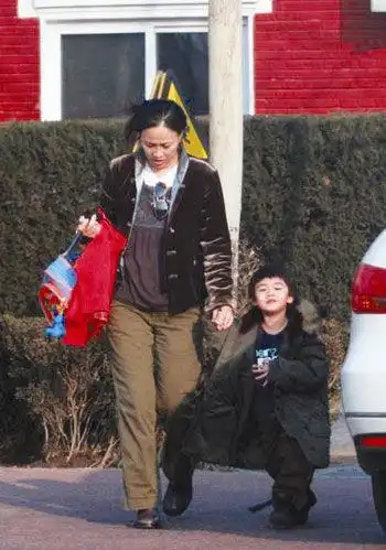 那英与高峰所生儿子高兴首次曝光(图)