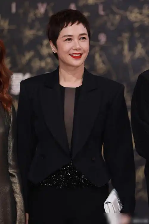 50岁蒋雯丽短发西装造型气场十足,却被颈纹暴露年龄