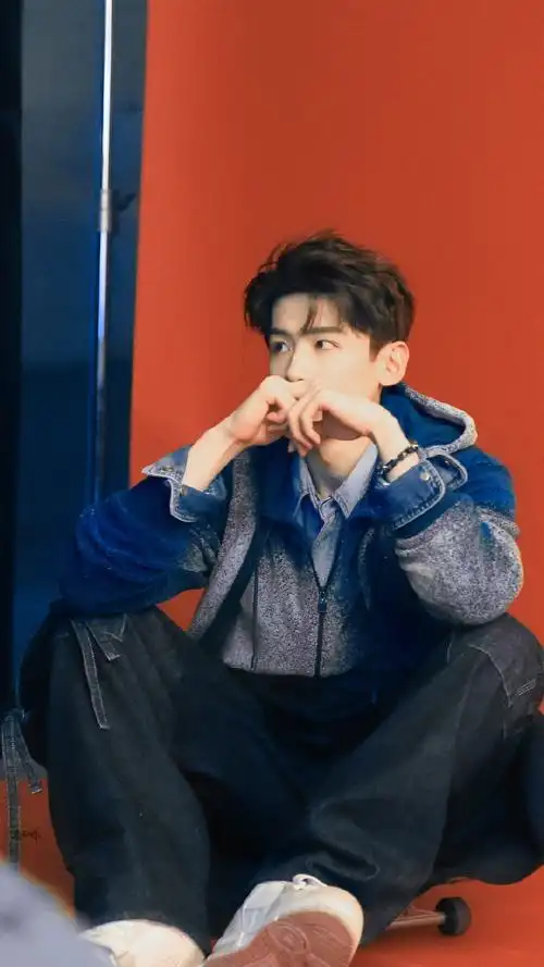 白敬亭芭莎男士7月刊封面##白敬亭古典风滑板双封大片