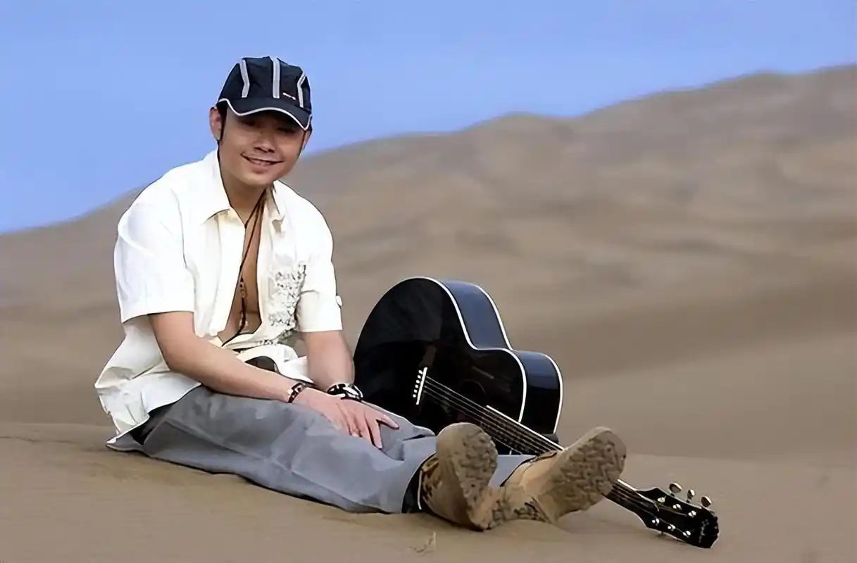 刀郎新歌炸裂全网:《罗刹海市》狂揽80亿播放,造型酷炫引领风潮