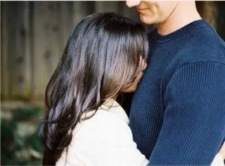一对浪漫幸福的情侣拥抱图片