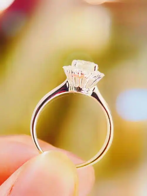 钻戒采用一克拉h色vs1净度3ex无荧光12颗中小钻石围绕一周超级显大