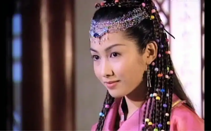 黎姿版赵敏第一次女装出场,太惊艳了!