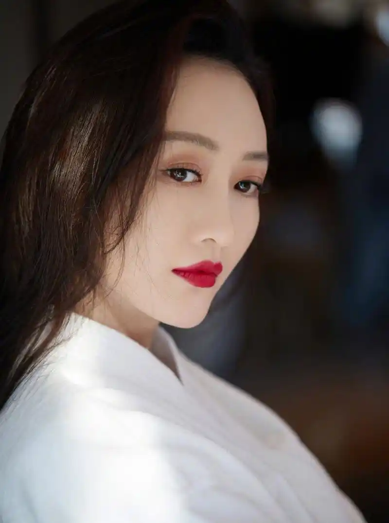 王鸥,温润甜美的长相,灵气满满的气质,一双水汪汪的大眼睛妩媚动人