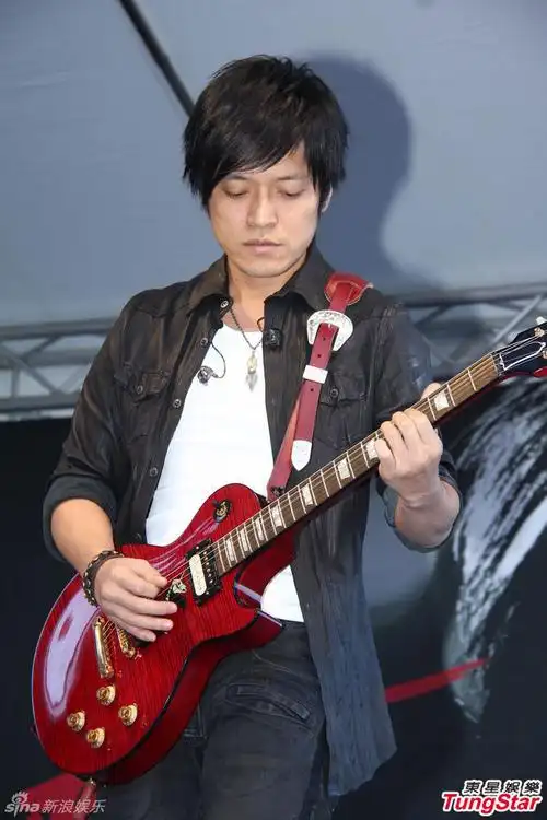 组图:五月天怪兽办签唱 惊曝看报才知玛莎结婚