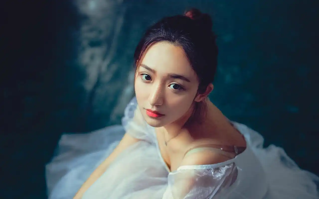 日系美女舞蹈室唯美可爱写真桌面壁纸