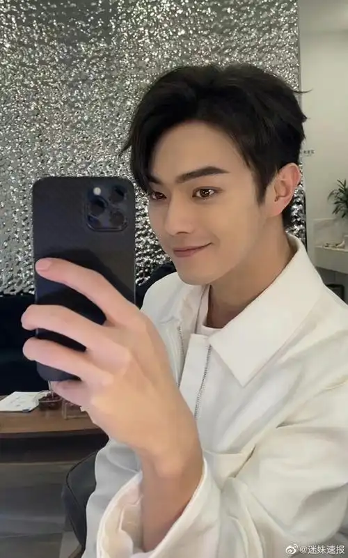 许凯白色外套对镜自拍