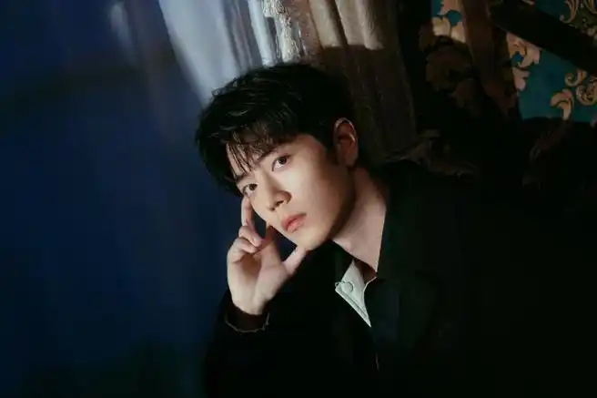 在率先释出的一组出发图集中肖战演绎了由古驰创意总监 sabato de