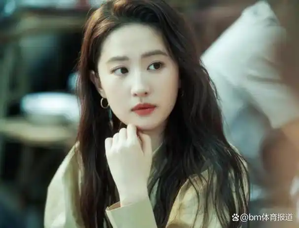 杨采钰:撬刘亦菲背后的男人,认爱大30岁金主,她究竟在追求什么