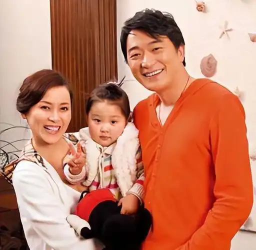 经过19年的婚姻生活,他对妻子和女儿呵护备至,如同守护天使一般.