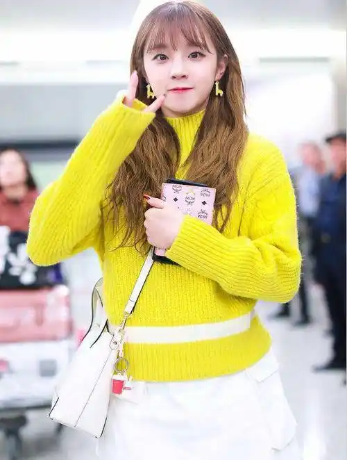 有一种时尚叫宋雨琦的毛衣,搭短裙露腿都不怕冷,明星果然不一样_黄色