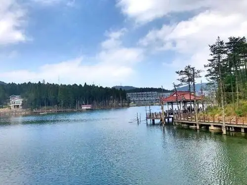 明月山将月亮文化景观和自然景观有机融合,形成了 "山上有个月亮湖,山