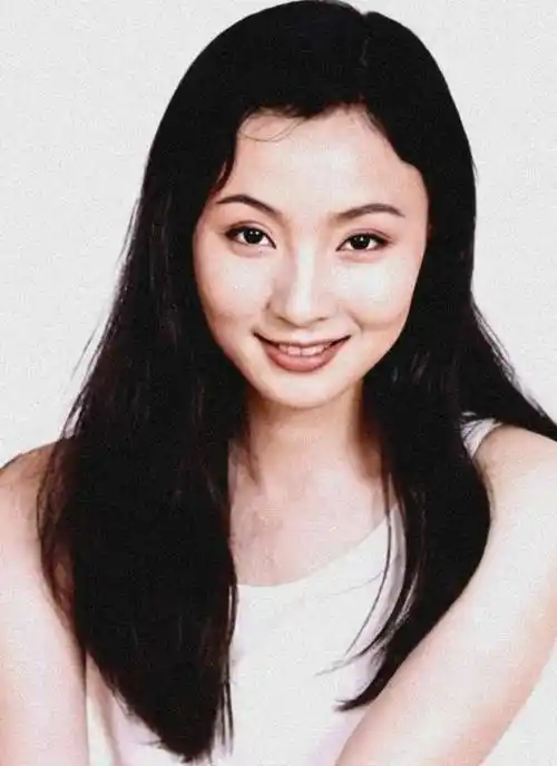 成也眼睛败也眼睛,小陶虹自拍不及生图,"欧式双眼皮"冲击力强