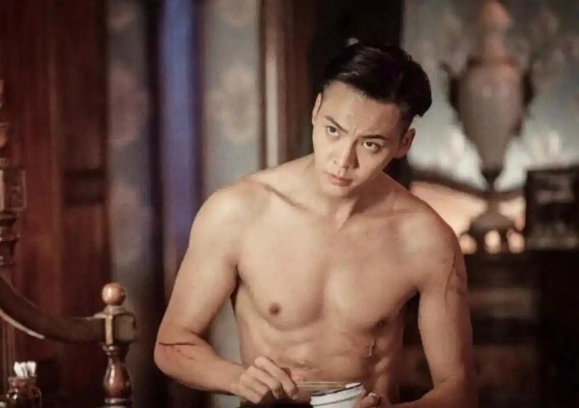 陈伟霆秀起床腹肌照#  一直以来陈伟霆都坚持健身,在自律的道路上