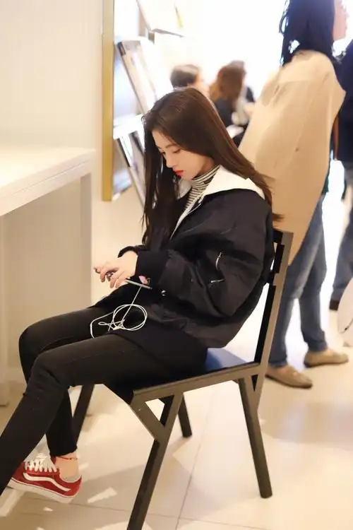 鞠婧祎穿黑色外套搭配黑色裤子现身机场,皮肤白皙面带微笑
