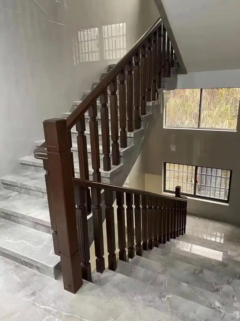 1. 02 木楼梯制作方便,价格不高.