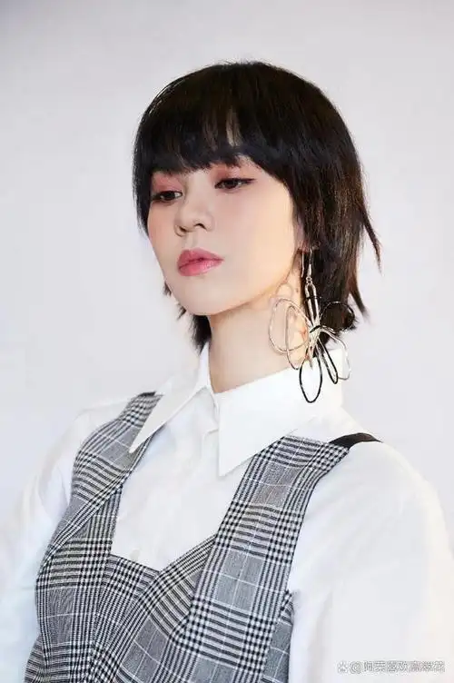 "灵魂歌者"郁可唯:16年唱80首ost没火,一场失误造就封