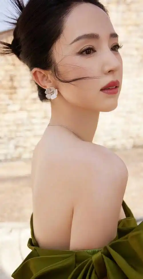 董璇绿鎏光风,绿色抹胸裙高级感十足,大气减龄_连衣裙_好身材_时尚