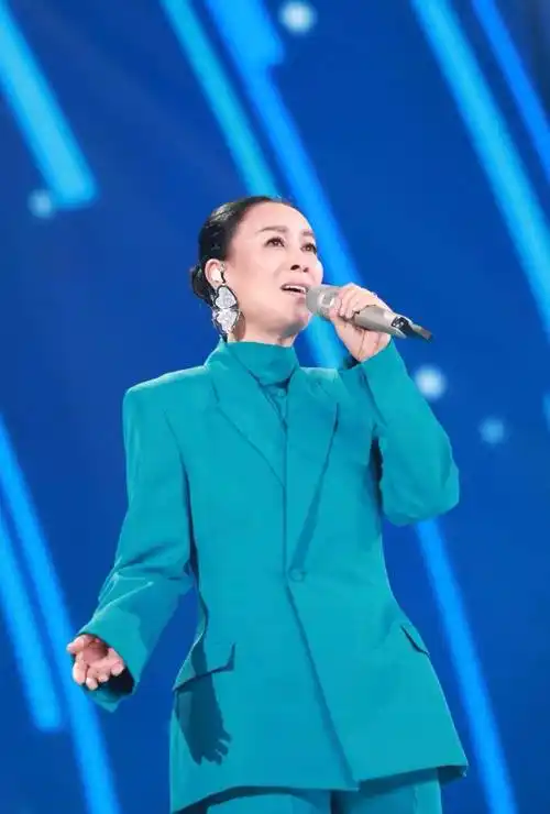 原创52岁那英难得俏皮穿土味大衣配雷锋帽歌坛一姐就是霸气