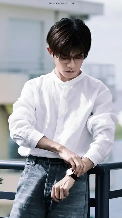 谁能拒绝这组白衬衫配牛仔裤太好看了    #易烊千玺电影狂野时代