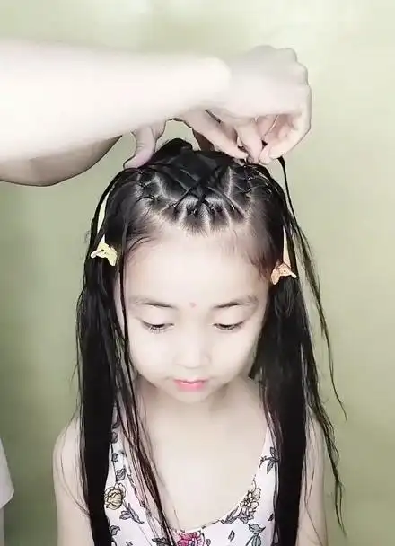 这款公主发型美爆了,特别适合6到12岁的宝贝扎,看完果断收藏
