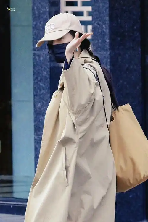 杨幂卡其色大衣#杨幂最新机场look,身穿卡其色大衣77流苏包,状毯妹