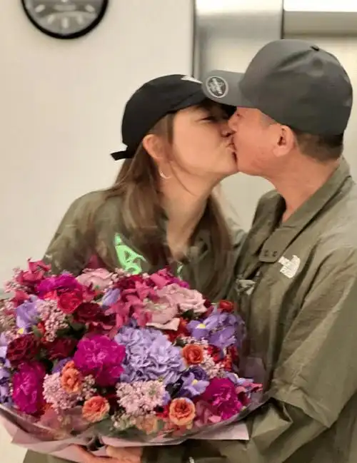 应采儿晒照庆结婚13周年,主动吻老公超甜,用花挡肚再引怀孕猜想