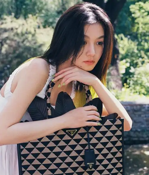 90后女演员春夏好有灵气,拍森林写真宛如精灵公主,大眼睛好美丽