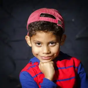 快乐儿童肖像.穿蓝色衣服的美国黑人小男孩男孩头像设置的孩子向量.