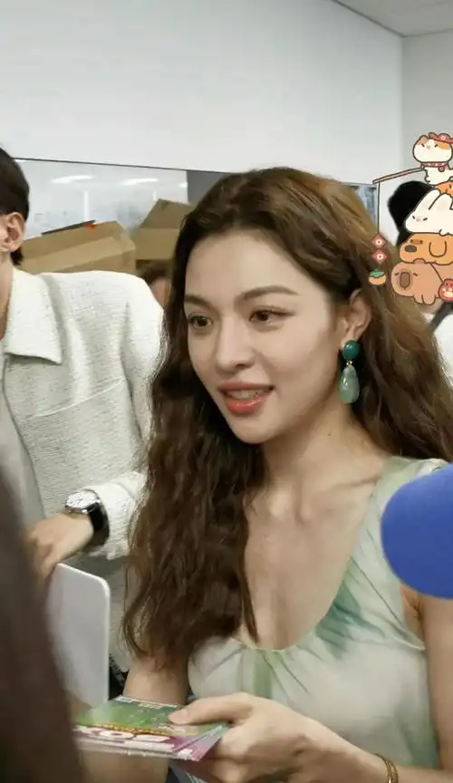 偶遇钟楚曦人很高很美168的身高没有水分有种港姐的范儿