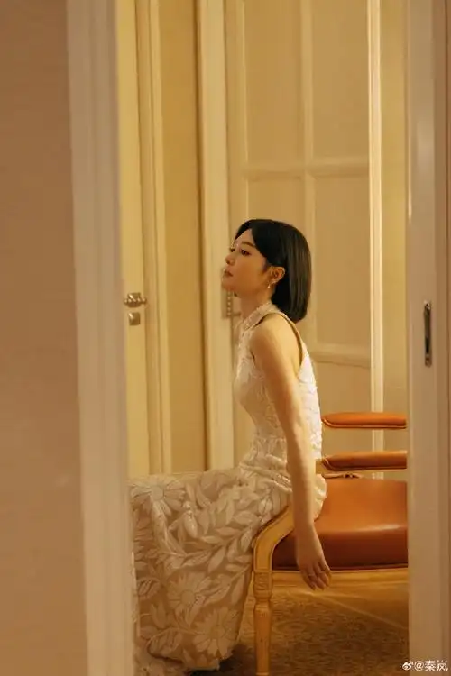 秦岚晒白色礼服开工照
