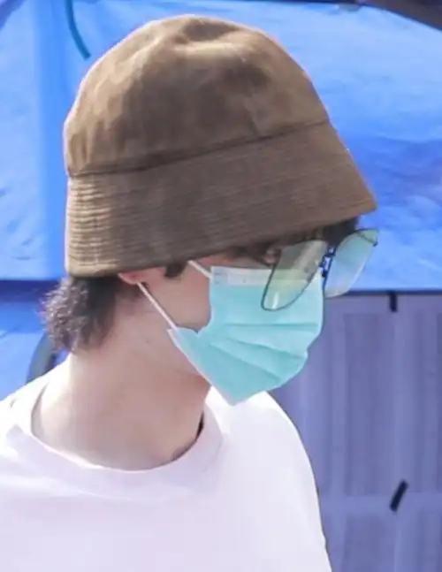 31岁华晨宇戴口罩敷面膜出街,脸小到口罩遮大半,网友:太精致