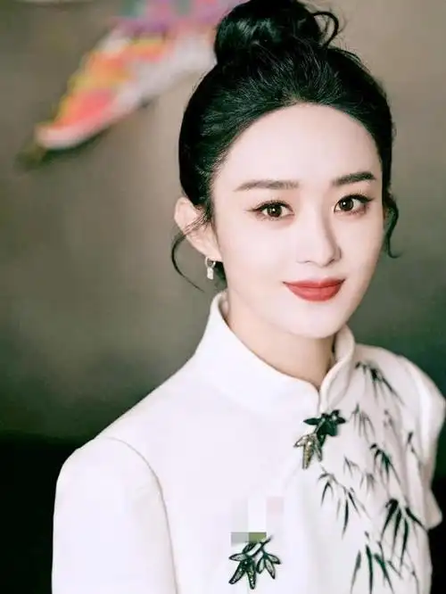 春晚赵丽颖的竹韵白裙,出红色而不染,就像一朵行走的白莲花!