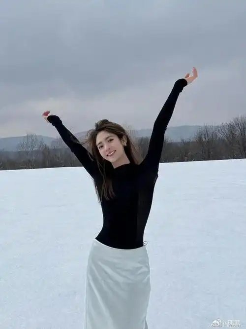 刑菲雪地里拍照太过真实露背装大秀美背