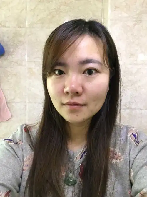 2017年11月27日更新先来更新两张照片,一张素颜,一张化妆:经过生