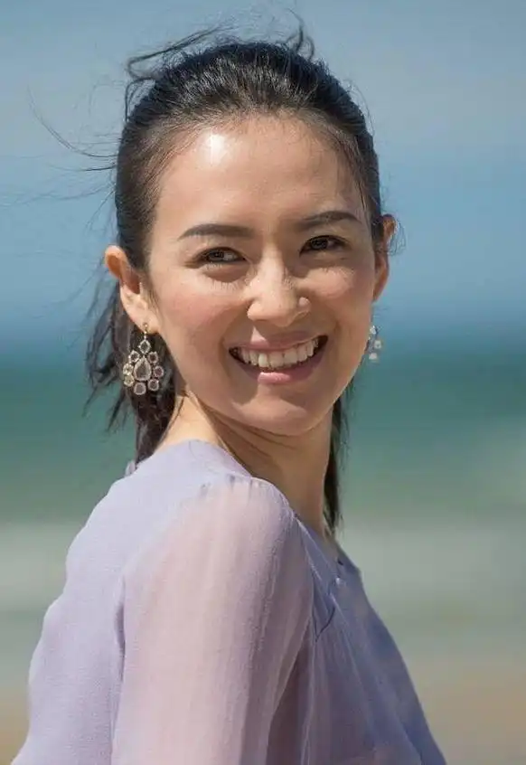 章子怡海边素颜照,虽说五官精致但没了妆容,和电视上判若两人