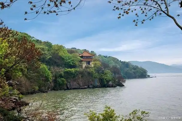 洞庭湖中的一个小岛,由大小72座山峰组成,被列为天下第十一福地