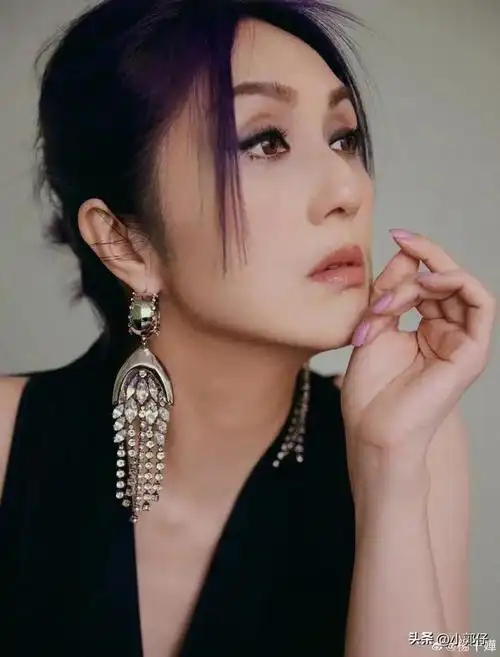 杨千嬅和老公丁子高受邀出席星巴克活动姐姐的耳环好大呀