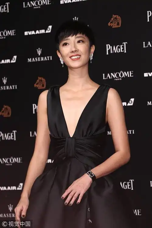 第55届金马奖红毯:桂纶镁黑色深v长裙率性十足