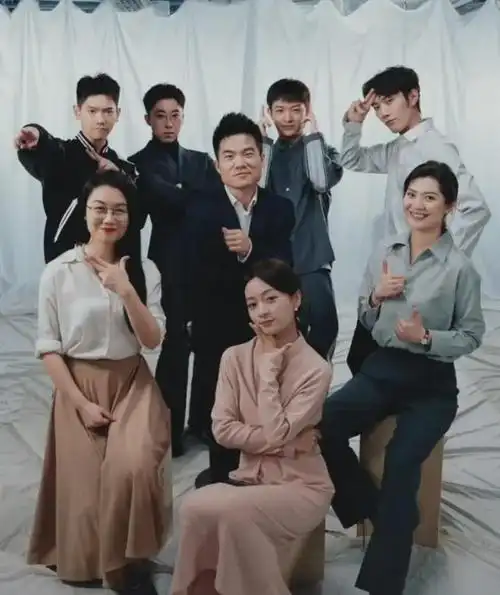 与辉同行合影来啦除了c位站位随意