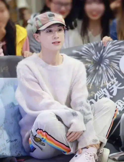 配音圈一个只在话筒前打来自己的男人倒霉死勒吴韬