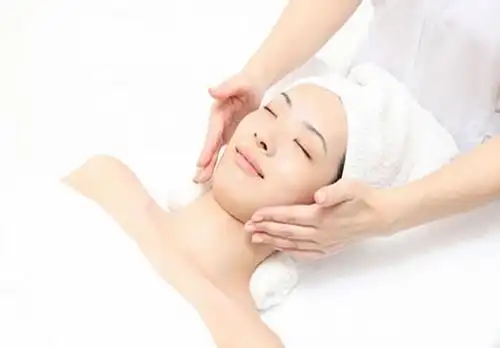 方法:先在脸上涂抹一些具有修复功能的护肤品,然后用手掌的根部轻揉