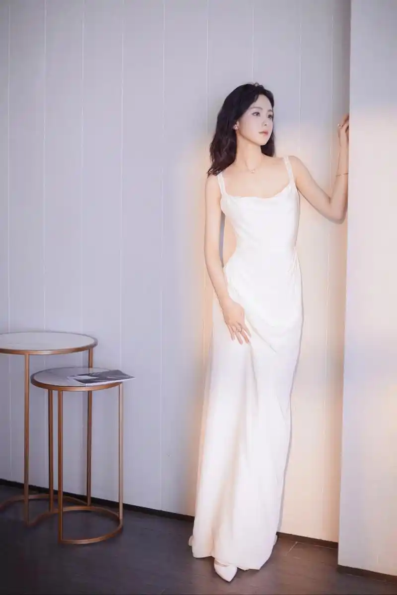 陈都灵吊带白色长裙写真,优雅迷人魅力四射,太美了!#春日热点挑战赛