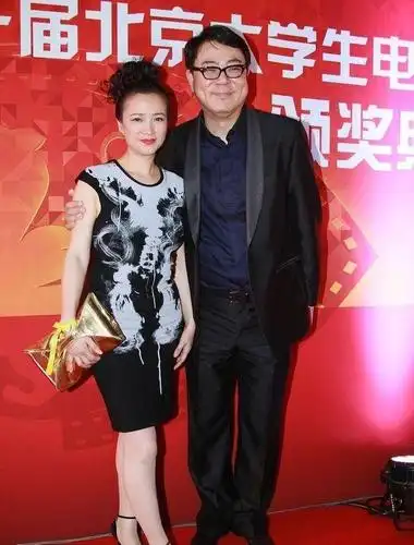 演员何晴真是风韵犹存身穿裹身裙的裙子略显小肚腩也很自信